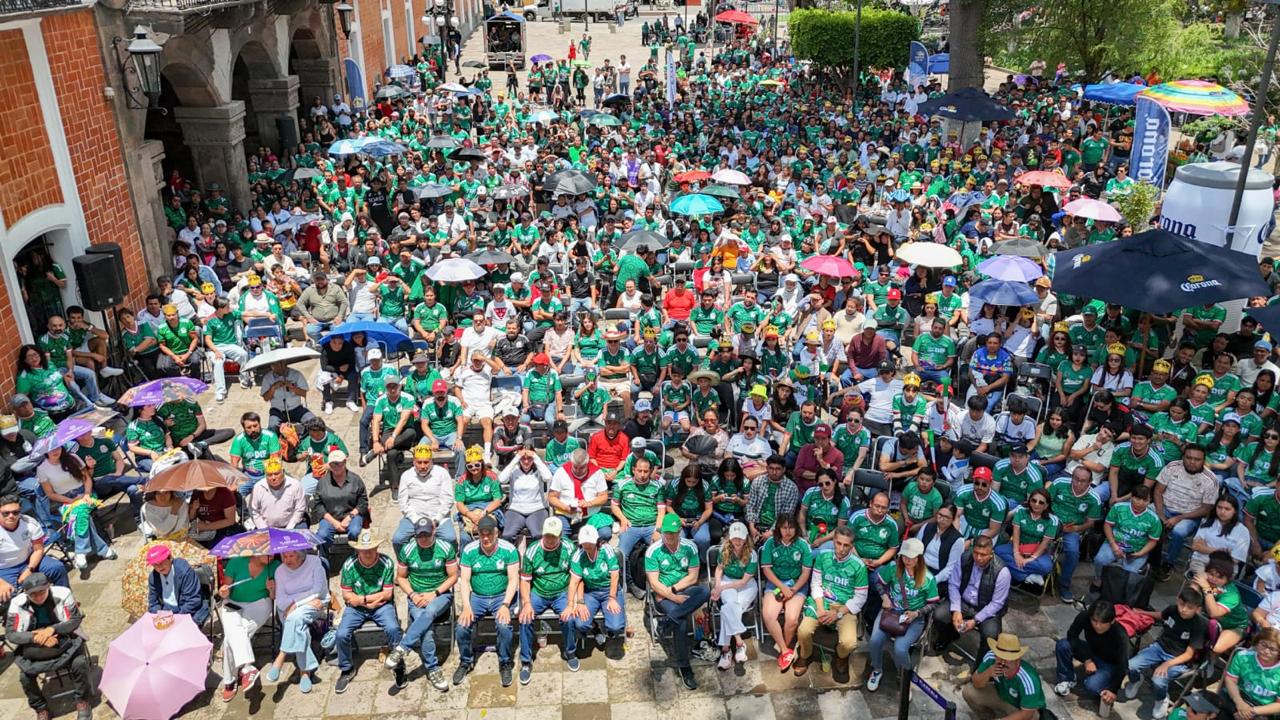 Alfonso Sánchez y Lorena Cuéllar viven junto a familias tlaxcaltecas la inauguración del Mundial 2026